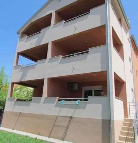 In Sv. Filip I Jakov 53582 Apartment